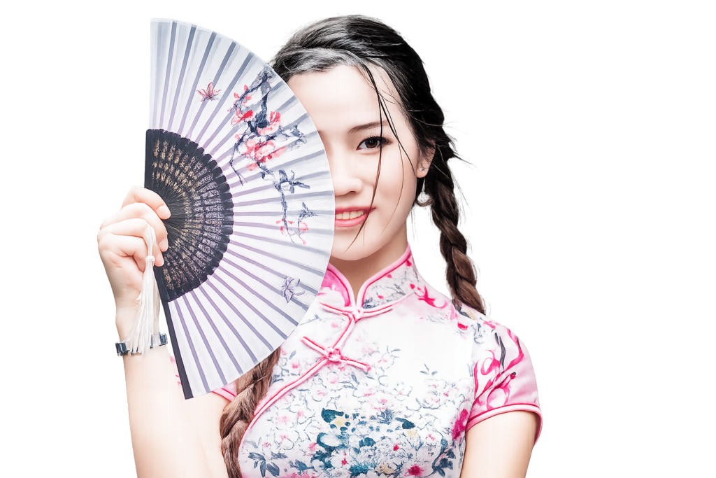Mujer china con abanico y kimono color rosa cubriendose el rostro